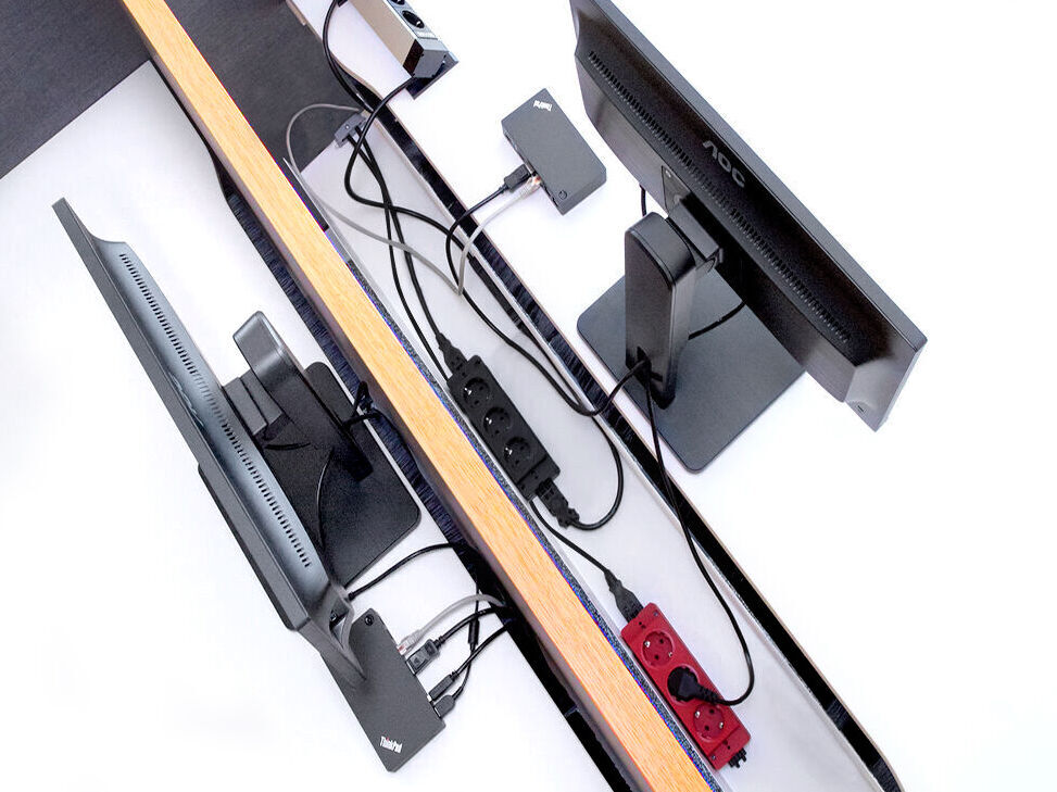 Sichere Stromversorgung mit Mehrfachsteckdose und Kabelmanagement an höhenverstellbaren Schreibtischen Mehrfachsteckdosen unterm Schreibtisch sicher verkettet, für einen Clean Desk.