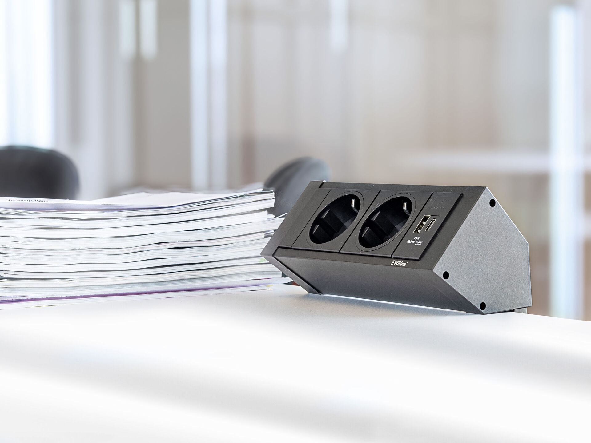 Modulare Mehrfachsteckdose DockSquare mit zwei Steckdosen und USB-AC Charger ergonomisch auf der Arbeitsplatte montiert Büro Mehrfachsteckdose DockSquare am Schreibtisch montiert mit zwei VDE Steckdosen und USB AC Charger